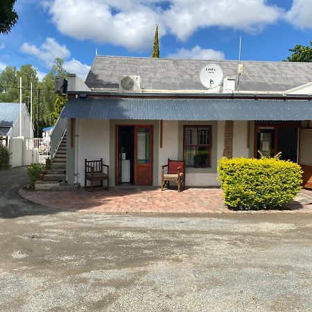 Leo Guest House Robertson Exterior photo