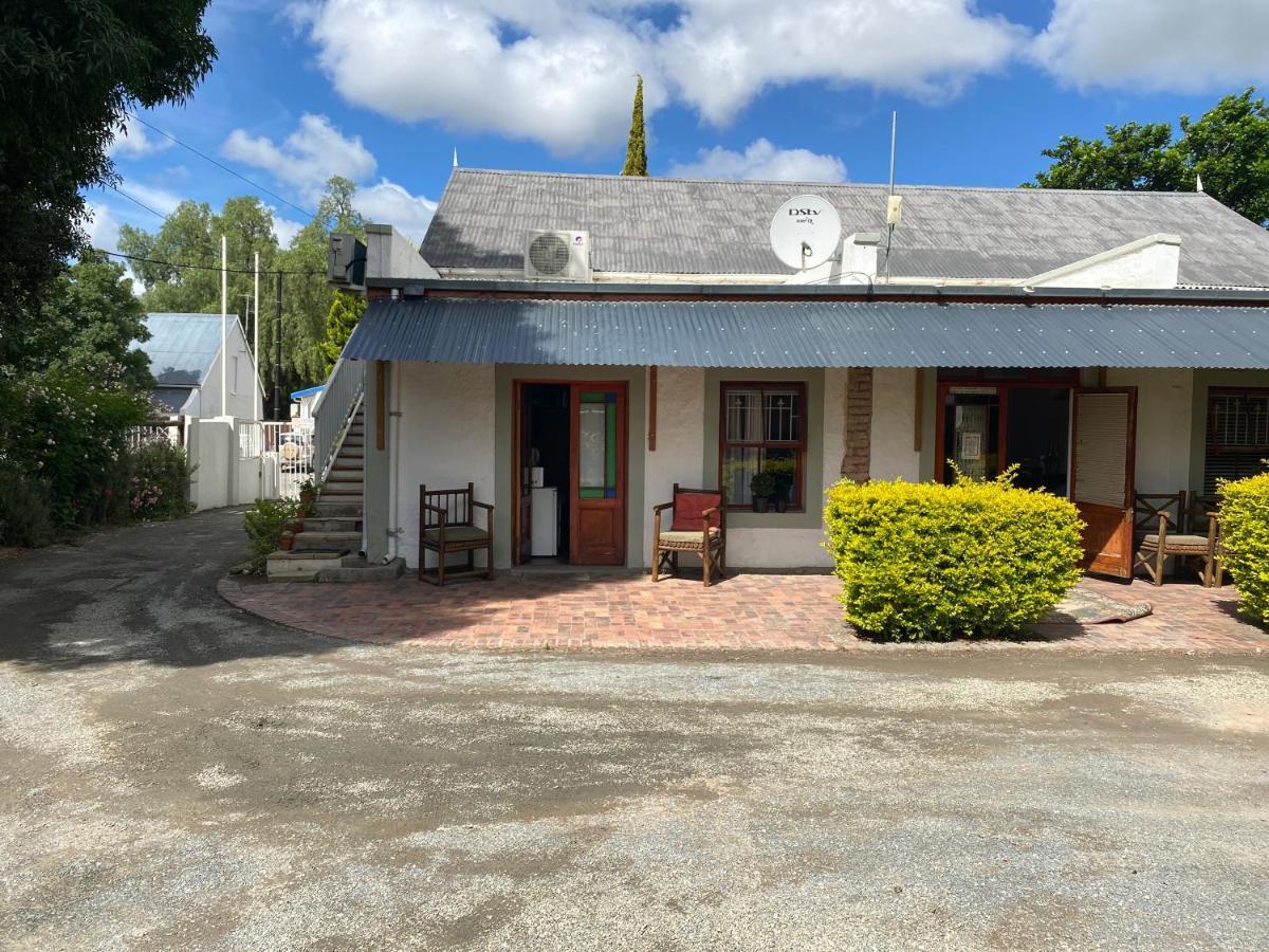 Leo Guest House Robertson Exterior photo
